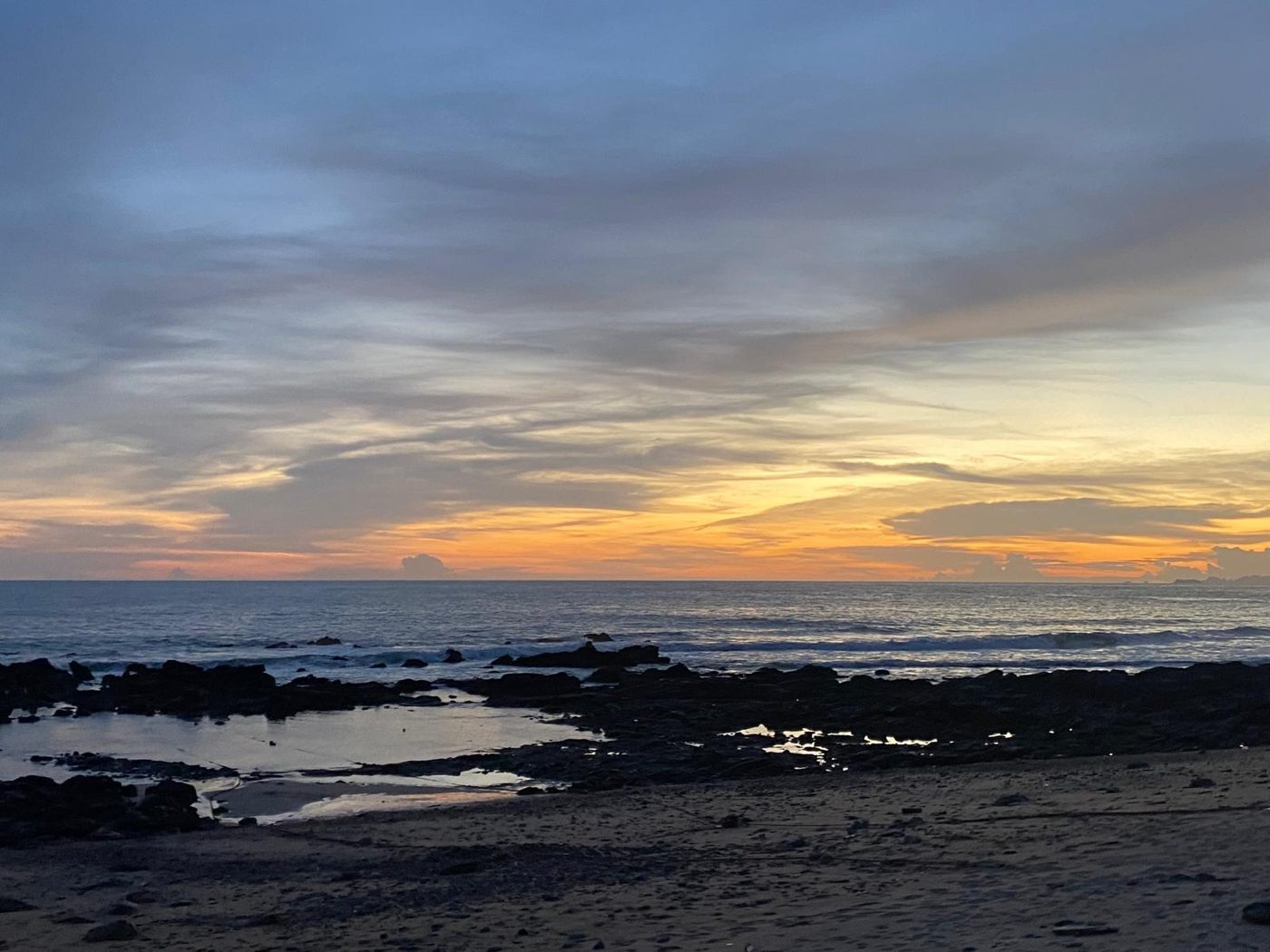 Mer calme au coucher du soleil à Chumphon, Thaïlande, loin des foules