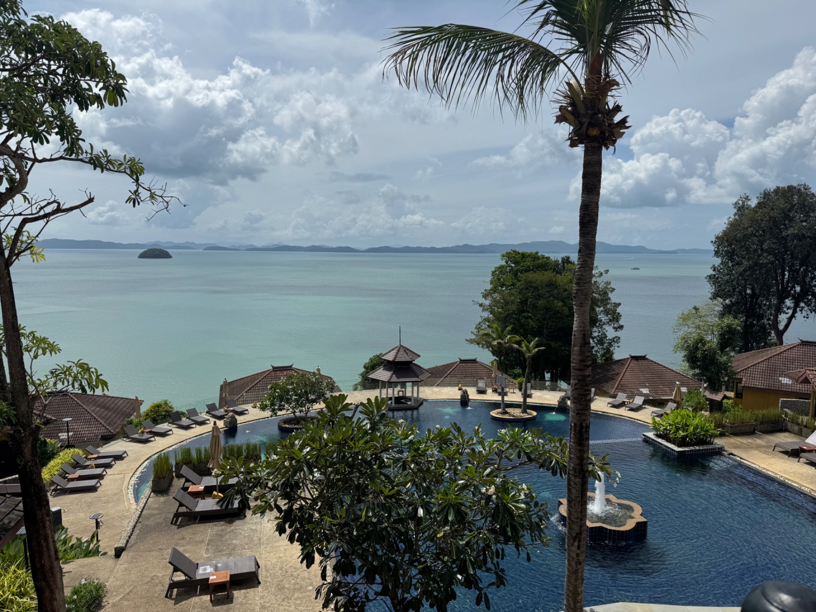 Piscine à débordement du resort avec vue panoramique sur la baie de Phang Nga et un îlot au large