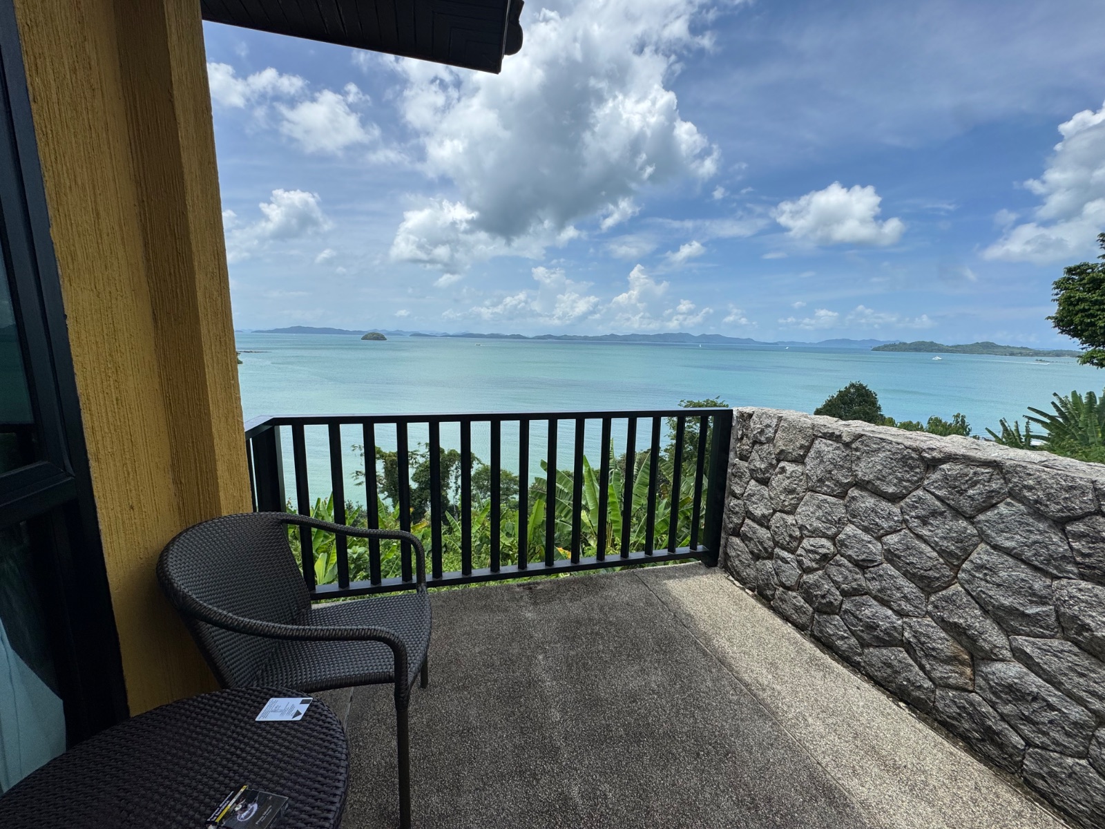 Balcon de l'hôtel avec vue sur l'eau turquoise de la baie de Phang Nga et ses îlots