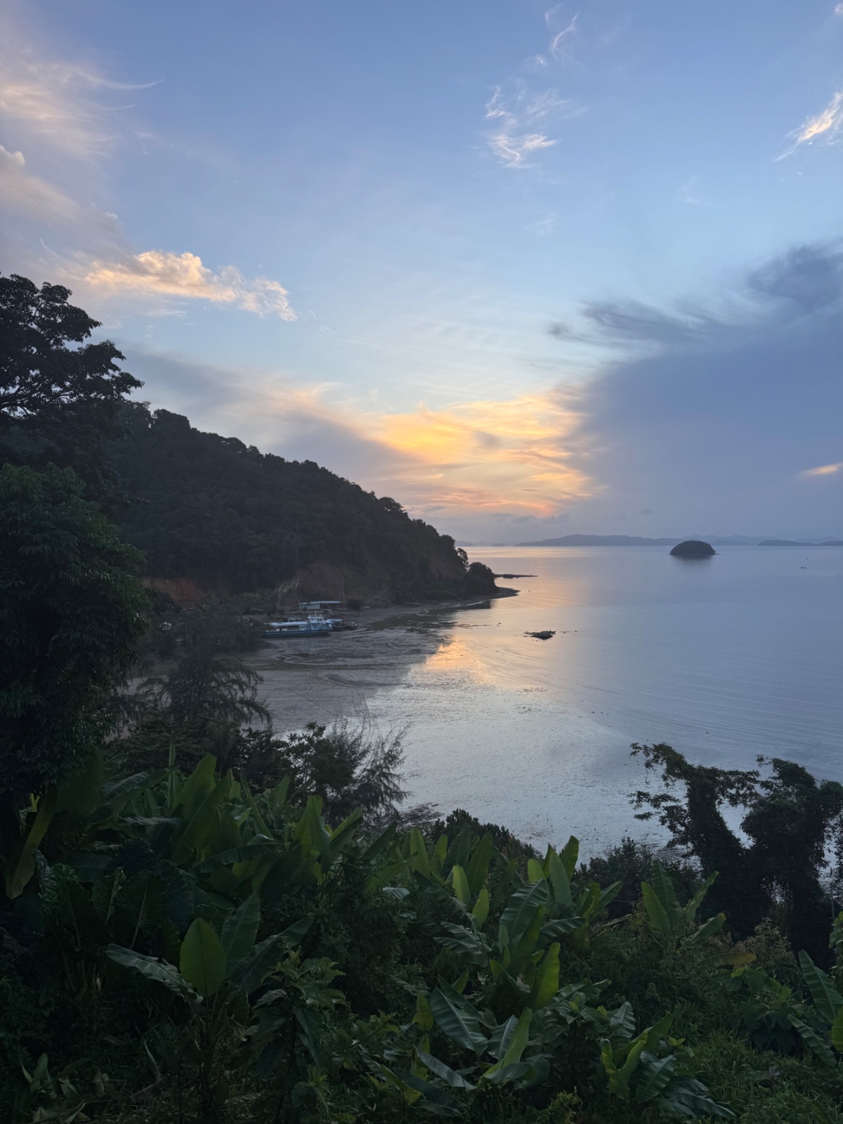 Une journée à Phuket en famille : marché local, Bouddha couché géant et scooter