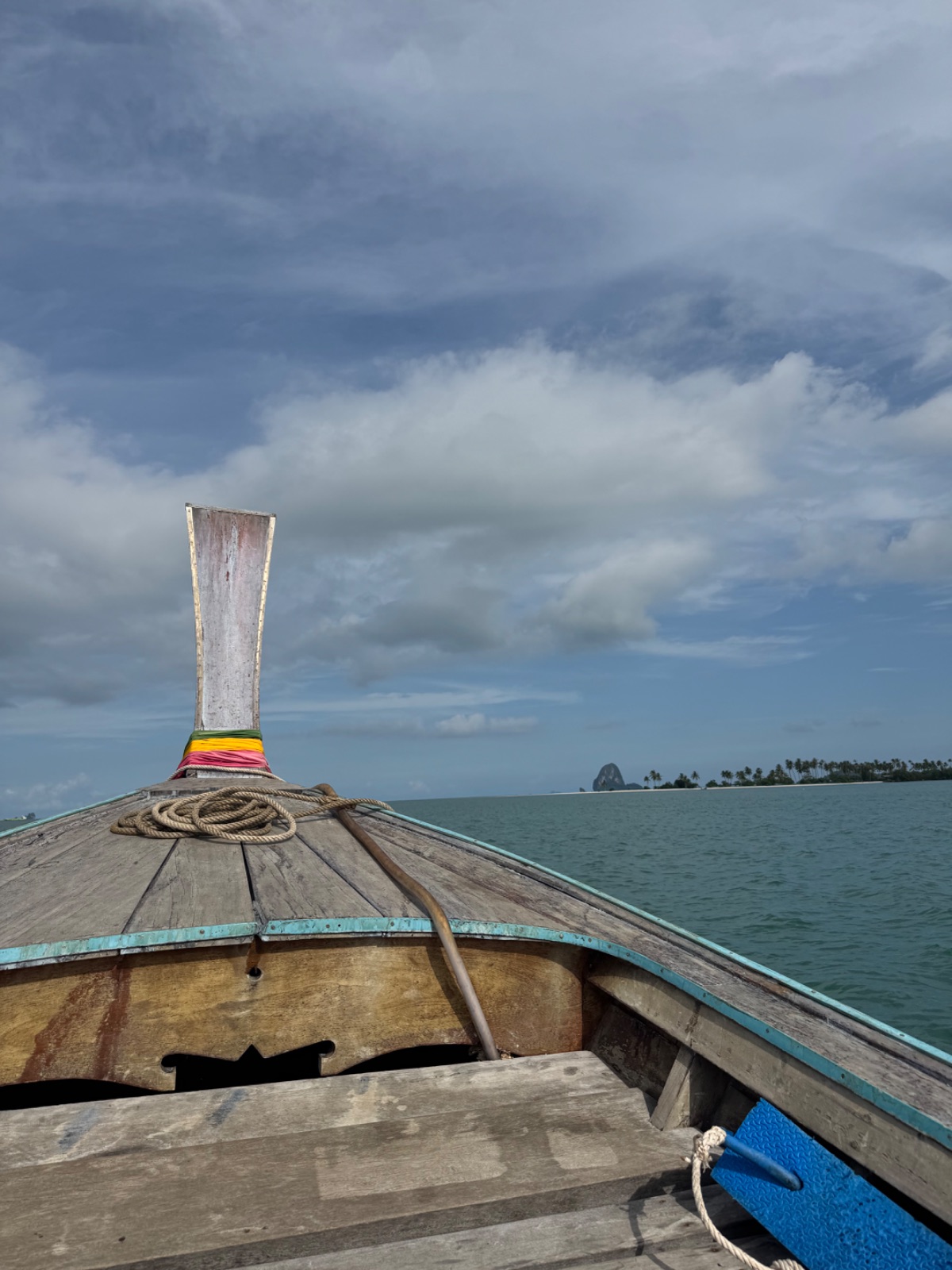 Proue en bois d'un long-tail boat traditionnel avec ses rubans colorés, naviguant vers Koh Yao Noi