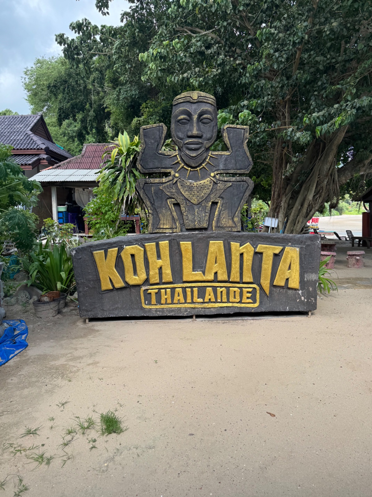 Totem géant Koh Lanta Thaïlande, réplique de l'émission télé, installé sous un banian au bord de la plage