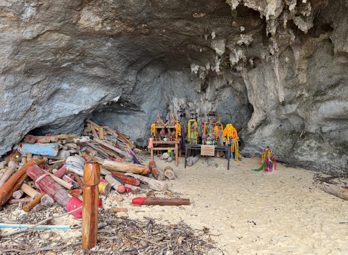 Le sanctuaire de la grotte de la Princesse à Phra Nang, avec ses offrandes phalliques en bois colorées et ses guirlandes de fleurs
