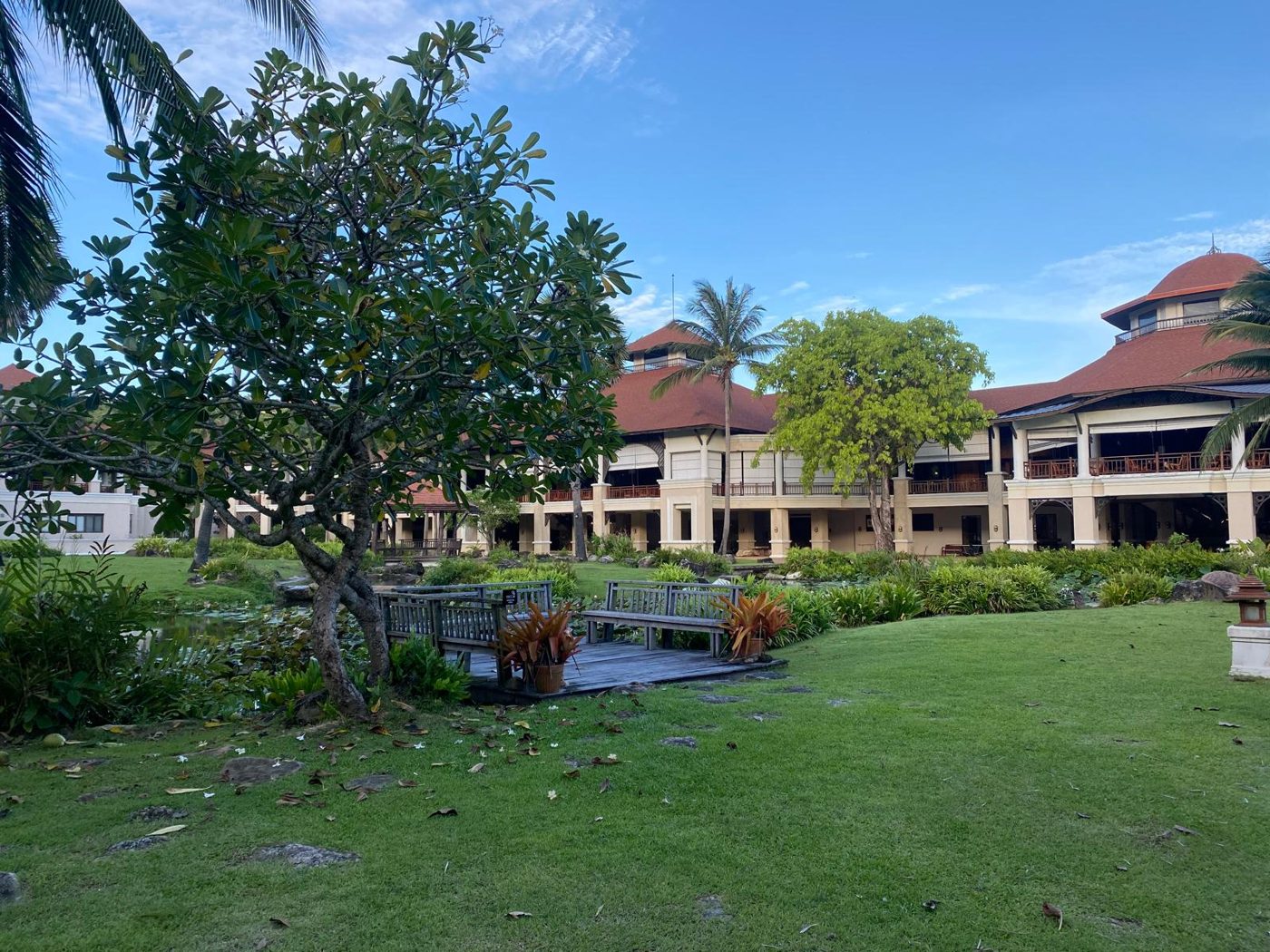 Grand resort thaïlandais aux toits rouges entouré d'un jardin tropical à Koh Lanta