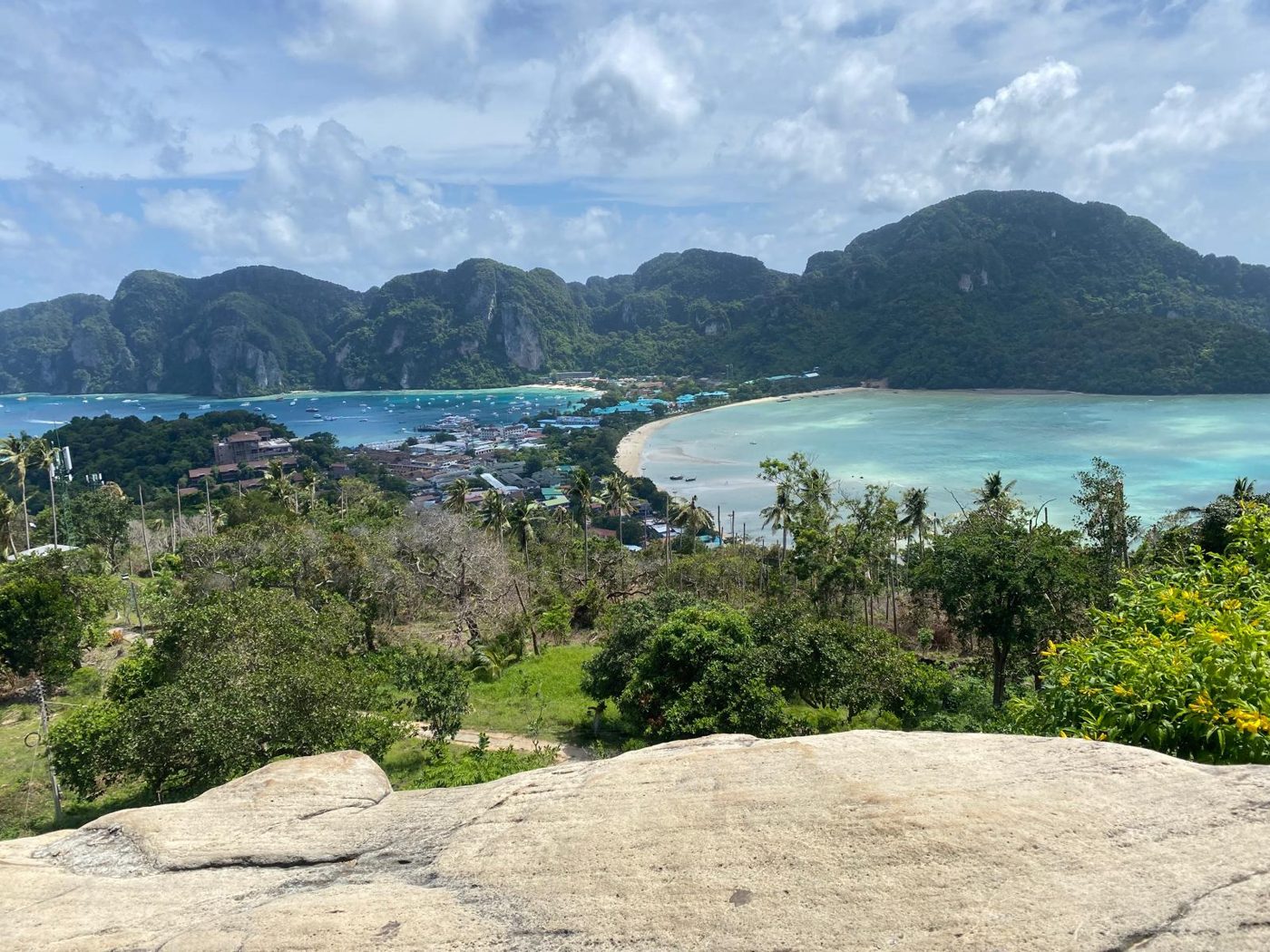 Vue sur les deux baies de Koh Phi Phi Don depuis le viewpoint