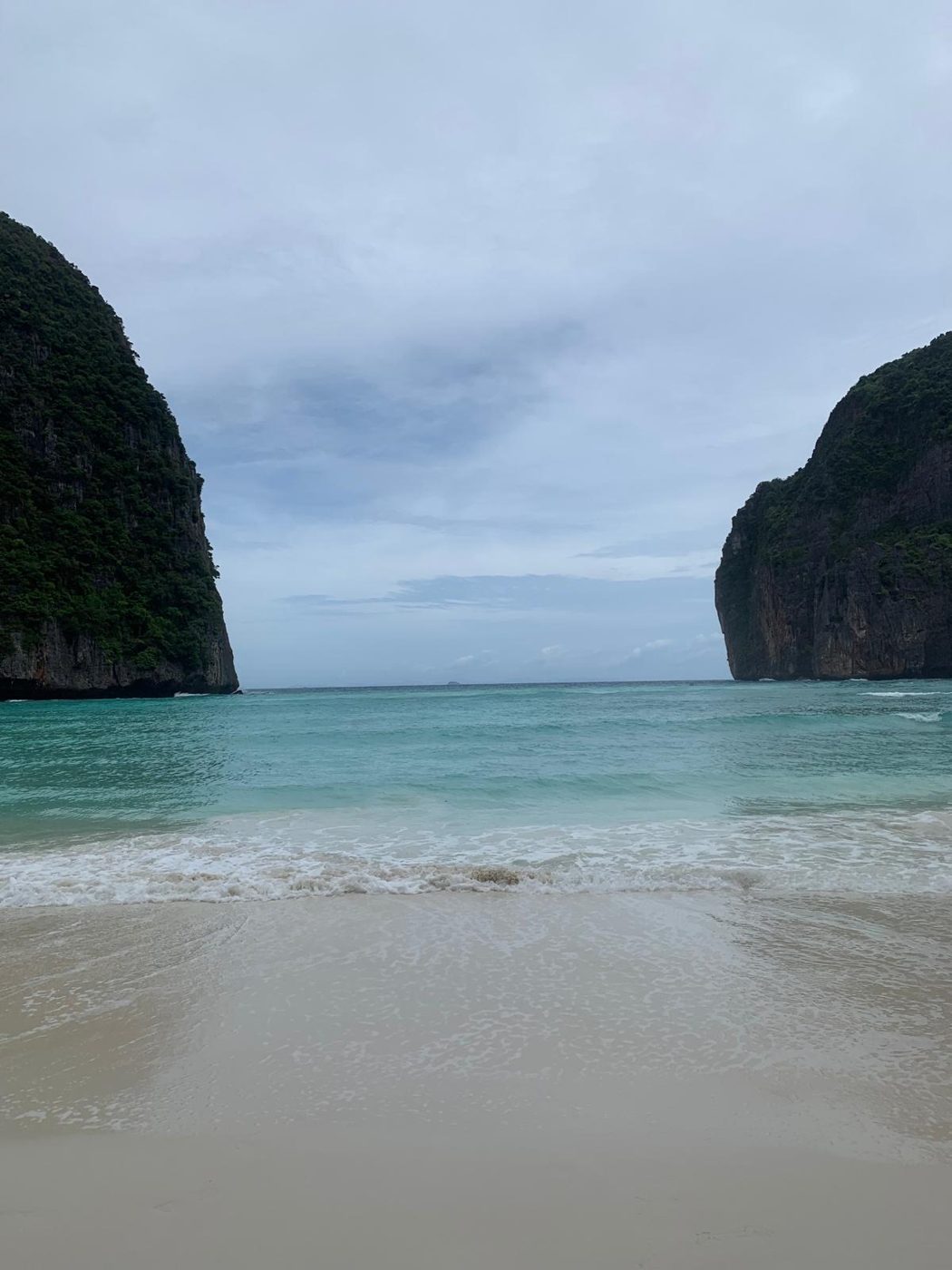 Maya Bay à Koh Phi Phi, presque déserte entre deux falaises calcaires au petit matin