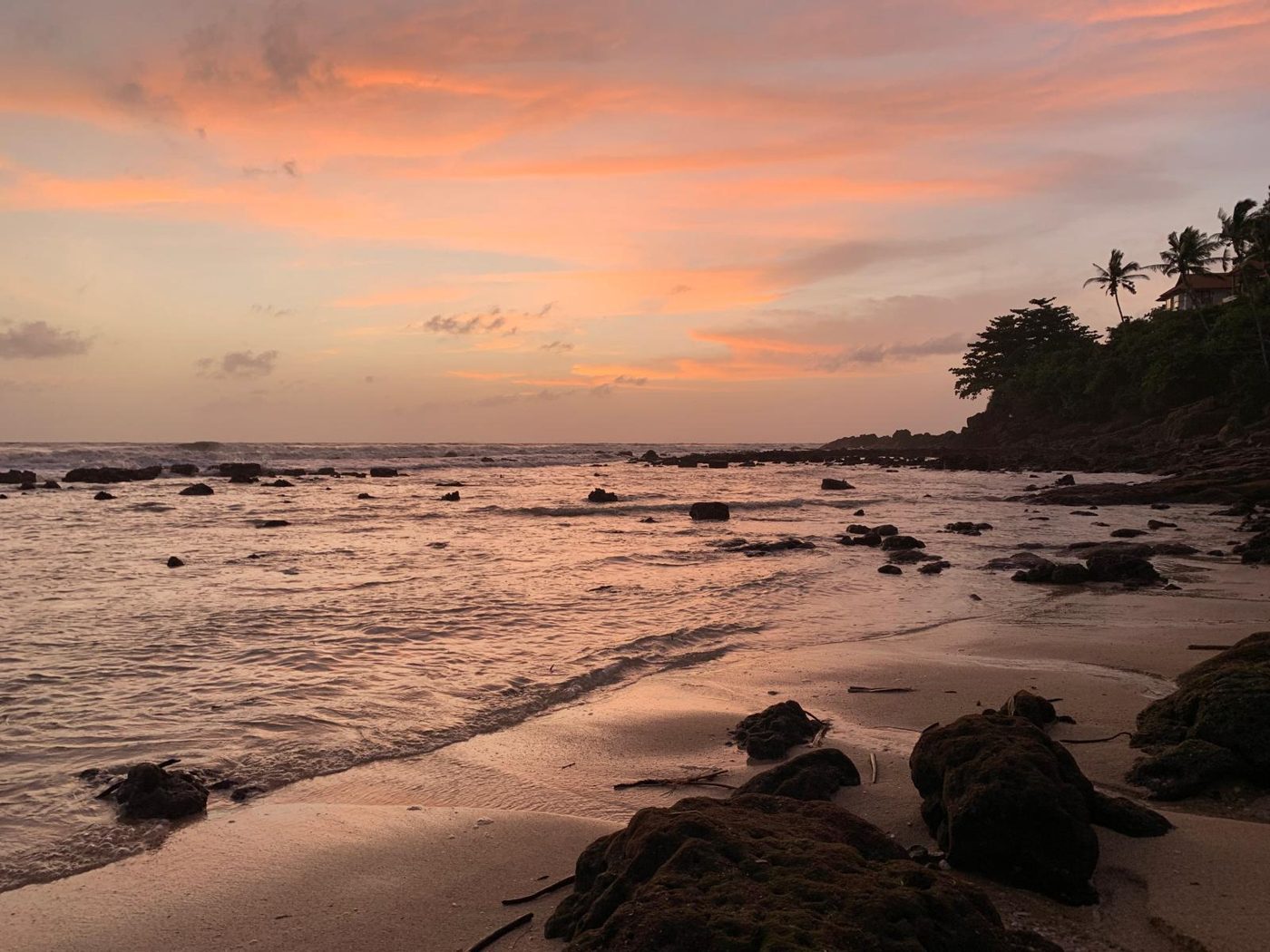 Coucher de soleil sur une plage tranquille du nord de Phuket, Thaïlande